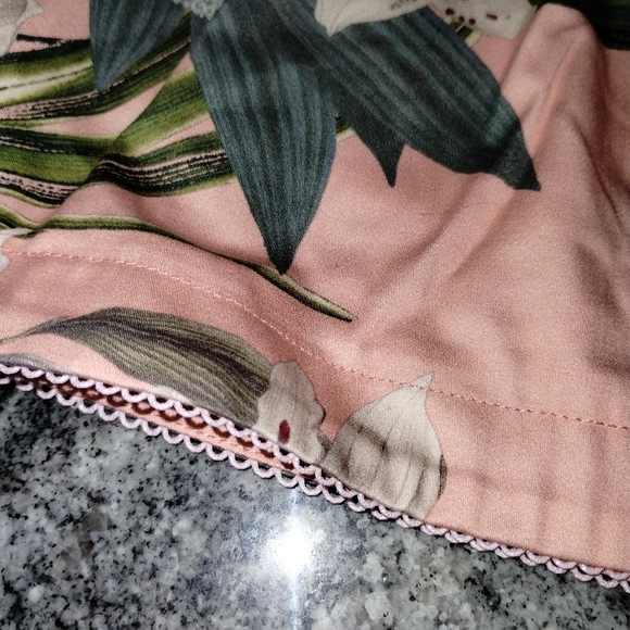 Kilo Tango pink floral pleated belted shorts with lace trim, size M NWT - Picture 2 of 9